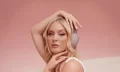 „Life in Pink“ на Зара Ларсън представя новите премиум слушалки на Sony